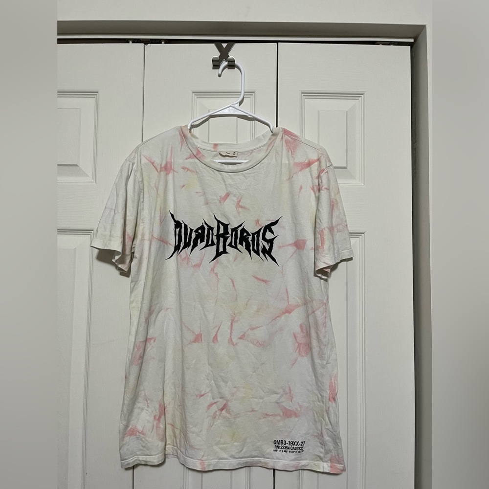 TNA, Size Medium Graphic T-shirt
